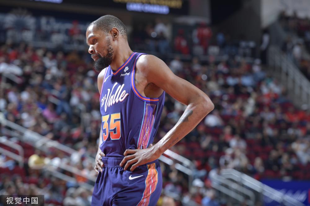 中国香港到场球迷众多，对国足球迷形成巨大数量优势.