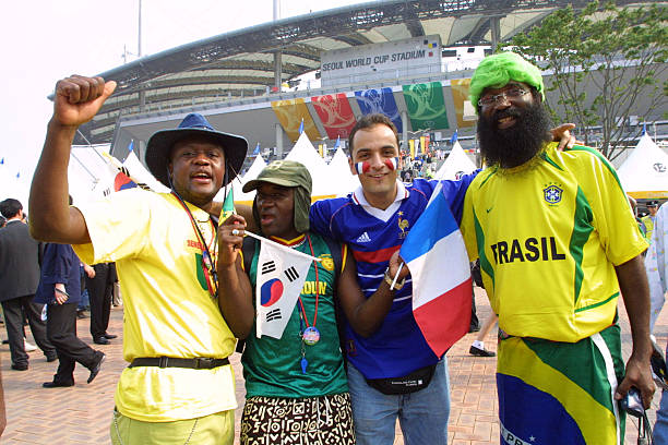 中国香港到场球迷众多，对国足球迷形成巨大数量优势.