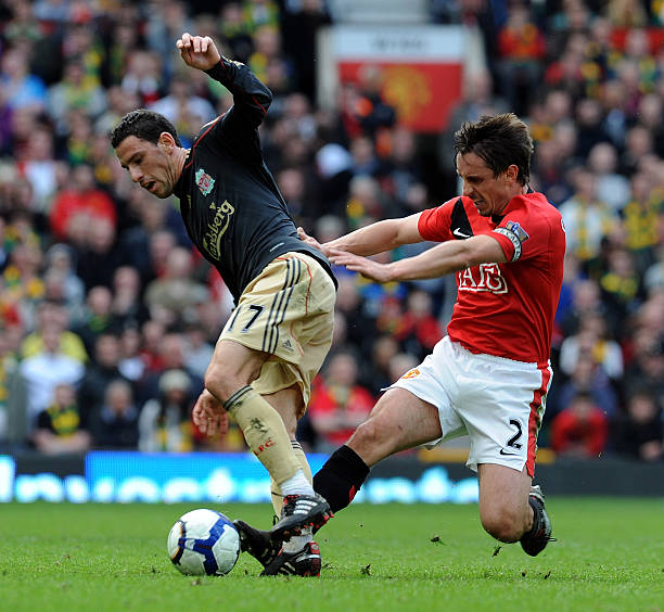 中国香港到场球迷众多，对国足球迷形成巨大数量优势.